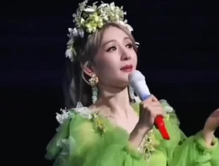2026.5.6#谢娜生日快乐✅
#谢娜演唱会✅
#谢娜成都演唱会✅
#何炅何老师参加谢娜演唱会✅
相逢已是上上签,何须相思煮余年
"Meeting you is the best fate;
why simmer the rest of my life in longing?"
人海擦肩那一瞬,是心潮翻涌的认真,
A moment of passing in the crowd, the earnestness of surging heart,
岁月辗转千万里,是奔赴于你的虔诚。
thousands of miles through years, the piety of rushing towards you.
此生不求朝夕相伴,不问结局圆满,
I don’t ask for daily company or a perfect ending in this life,
相逢已是上上签,足以温暖往后流年。
meeting you is already the best luck, warm enough for all the years to come.
你说人间风雨多,我恰好愿同往;
You said there are many storms in life, and I happen to be willing to go with you;
你说前路多漫长,我恰好敢相伴。
you said the road ahead is long, and I happen to dare to stay by your side.
世上没有那么多偶然,
There are not so many accidents in the world,
每一次的相逢,都是命运最好的成全。
every meeting is the best fulfillment of destiny##何炅