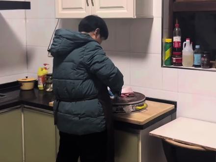 #炸丸子 #过年美食 #炸年货 #抖音美食制作 #过年吃点好的 今天妈妈给我们做过年肉丸子,做好后一人一碗丸子汤。没剩多少了😄