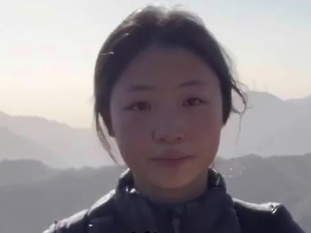 在八达岭长城哽咽诵诗的女孩找到了,陈欣妍的视频打动无数网友 ,八达岭文旅集团邀请她再次来景区观光。#美丽主播说新闻