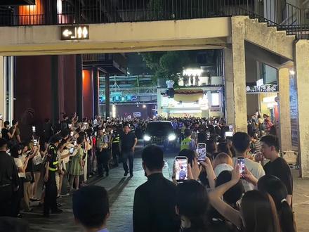 成都东郊记忆偶遇韩国明星#李圣经 等了半个小时连个毛都没看见😅#现场实拍路人视角 #追星