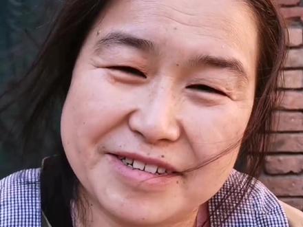 小时候摔倒了看看周围有人没人 有人哭 没人爬起来 长大了 摔倒了 同样看看周围有没有人 有人爬起来 没人才敢哭😭@抖音小助手