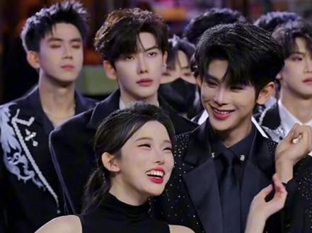 (中)记录龙队4.7酉阳老家晚间户外直播!@龙浩天🐲 (4.10中午12点生日庆) @龙浩天妹妹🐰 @峻伊🤍⁹²⁸-101 @龙浩天男团 鲸·渝101(备用号) #龙浩天 #龙浩天妹妹 #酉阳文旅 #峻伊 #伊928