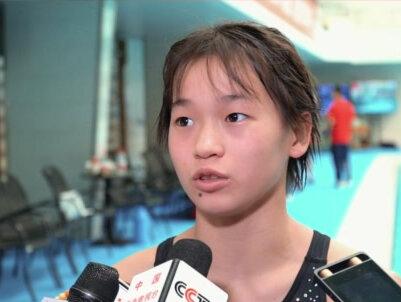 6月24日,正在北京积极备战福冈世锦赛的国家跳水队在国家体育总局训练局跳水馆举行了世锦赛前的第一场队内测验。当天进行了世锦赛双人项目和非奥项目的测验。世锦赛前的第二次队内测验将于6月30日至7月1日举行。全红婵接受采访时表示期待世锦赛的到来。 #中国跳水队 #全红婵
