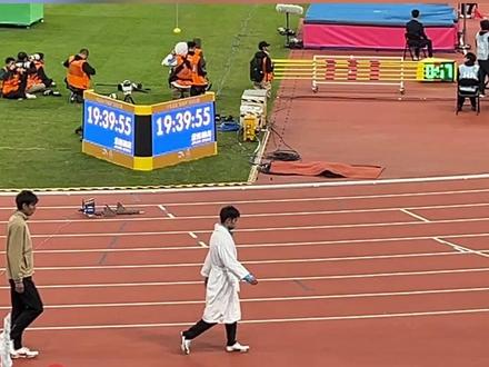 全运会赛场上,运动员花式御寒,有人穿浴袍上阵。#全运会 #广东降温 #降温