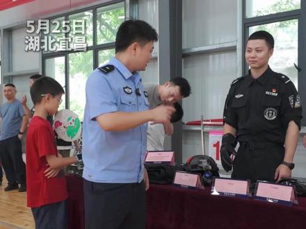 这下再也不嘴硬了吧#脉冲抓捕手套 #特警力量 #00后 #官方整活 #热点