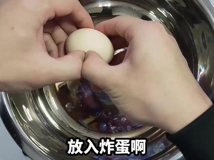 把锅烧红到500度,真的就可以无油丝滑煎蛋了吗?连水都不会蒸发