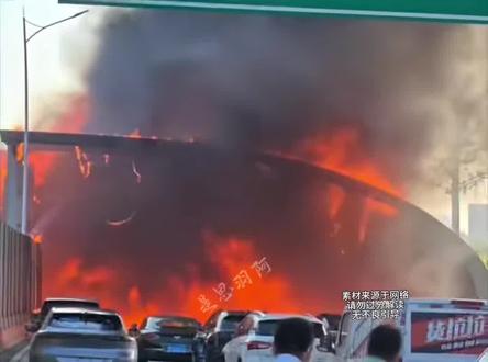深圳南坪快速路!小小剐蹭引燃整片隔音棚 #南坪快速路火灾 #行车须知 #社会热点