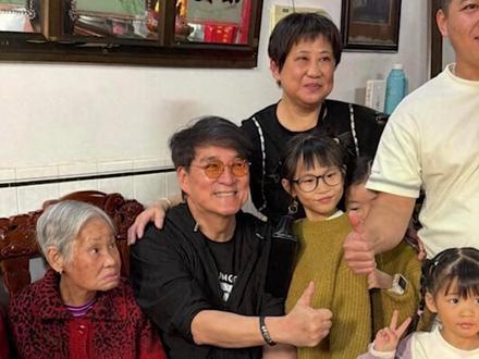 周华健携妻儿回老家汕头祭祖,合影互动接地气