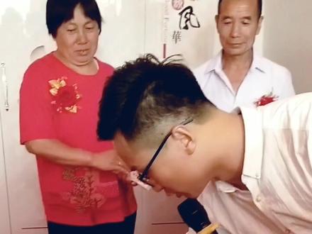 在婚礼仪式开始前,#讲解太原开箱风俗。可惜视频太长,只能录制这一小段😋