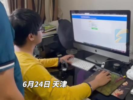 #高考查分爸爸捂着屏幕不敢看,得知成绩的那一刻,全家人沸腾了!所有付出终有回报,未来,加油!#高考查分