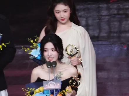 年度瞩目演员—卢昱晓 #卢昱晓 #微博之夜