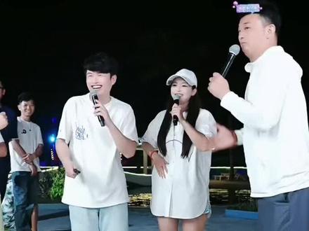 家人们到底看三燕还是飞燕呢😂😂😂这三个人在一起太逗啦!#看一遍笑一遍 #看一次笑一次 #太搞笑了 #户外直播现场 #节目效果不错