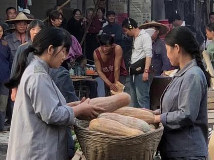 红背心是男主角张天阳,电影《凝脂手》拍摄现场