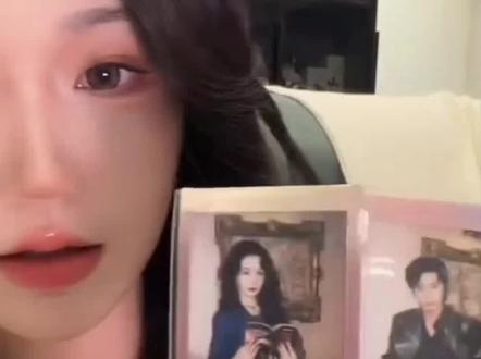 张晋宜直播展示难攀京枝的合照拍立得提到赵振栋!因为难得做了字幕想说在这里也存个档毕竟我真的很喜欢这部剧 #赵振栋#张晋宜#难攀京枝