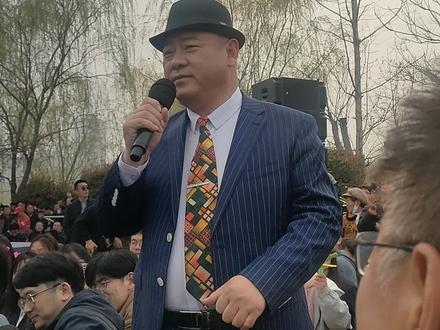 #梨园春#豫剧名家金不换 谁🈶我这个角度好还握个小手😂😂《十八扯》
牛得草说“你这种精神就是黄金也换不来”,于是赠与他“金不换”的艺名。金不换,原名金振秀,男,1967 年7月出生,河南省封丘县人,国家一级演员、鹤壁市豫剧团团长。师承牛得草和钮镖为师。现任河南省鹤壁市豫剧院院长。2000年,他成功摘得中国戏剧梅花奖。2018年当选为第十三届全国人大代表,2023年1月,当选河南省出席第十四届全国人民代表大会代表。#真人真唱现场版