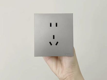 您看下本店畅销款: 👇🏻
1️⃣公牛区分高端·中端·低端 三个档次
高端款式🈶G27,G27玻璃,G28,G50,G56,
中端款式🈶G12,G18,G25,G37
低端款式🈶G06,G09,G32,G36
公牛灰色开关:高级 流行 百搭
公牛金色开关:经典 高雅 现代
公牛白色开关:百搭 普通 简约
每个款式外观不同颜色不同,价格都不同✨
2️⃣家装推荐:G27,G25,G12,G50,G28
特点:大面板 无边框 高级上档次/经济实惠
❸出租房/厂房/工地推荐:G36,G06,G32,G09 特点:小面板 款式普通 价格便宜
3️⃣G27系列分别两款材质:PC款/钢化玻璃
尺寸:95*86,尺寸面板是所有款式中最大的,平直的直角边正方形的一个设计,是公牛开关中的颜值天花板也是最好最高端的一款,质保30年,底盒用86型的就行,开关相对于其他面板要厚重内部结构的铜片比较厚,一个开关的重量可以抵两个普通的面板哦,是实力与颜值并存的款式❤
4️⃣G50系列:颜色有 金色 白色 灰色
材质是亚力克材质,再PC面板的基础上渡了一层4H硬度抗刮花的亚力克,开关面板尺寸86*86,外观是有圆有角的圆弧形面板设计,是公牛的高端款式,价格属于低端款,便宜又好看,是公牛中的性价比之王❤
5️⃣G12系列:颜色有 灰色 银色 白色
材质是PC款,尺寸86*86,开关面板是正方形的直角边设计,面板无边框的大板按键开关,非常适用于家装,简约风的一款高颜值担当。价格美丽开关更美丽❤
6️⃣每款均价分布:
G27:20-30💰
G50:18-25💰
G28:20-25💰
G12:10-16💰
G06/36/32:8-15💰
🉑根据您的预算来挑选您喜欢的面板哦