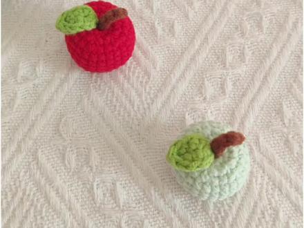 钩织教程:迷你小苹果钩织教程,平安果钩织教程,新手钩织慢教程,线材:雪妃尔萌娃娃2号,钩针:2.0#创作灵感 #毛线钩织 #新手钩织入门教程 #苹果钩织 #毛线里的快乐