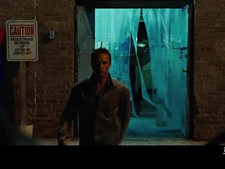 安吉丽娜朱莉在车上开枪,姿势太尴尬了,