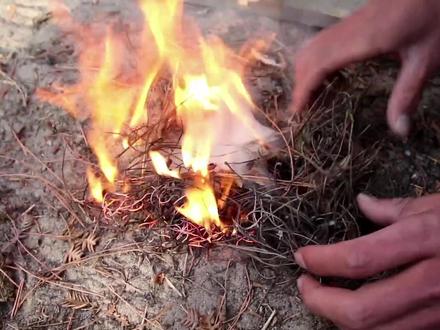 get新技能 兵哥哥教你如何钻木取火(作者:王德涛 念美多杰)