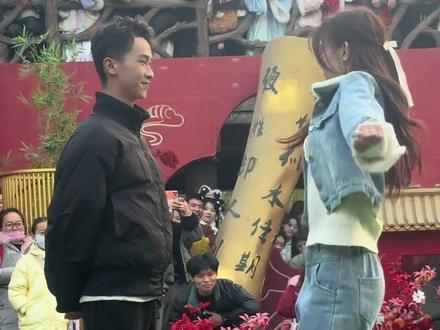 落落大方的美女被拉丁舞帅哥跳害羞了#万岁山武侠城 #万岁山老嫂子 #来万岁山武侠城看斗舞了 #万岁山斗舞还是太有节目了 #老嫂子欢乐大舞台