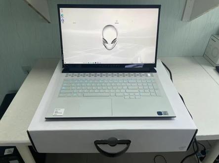 #外星人 #电脑 #笔记本电脑 #二手笔记本 #二手电脑 外星人👽Alienware m17 R4 17寸轻薄高性能,i7-10870H八核 32G内存 1T固态 RTX3080-16G光追显卡,360hz高刷电竞屏 发烧友必备单品,JD卖35999,现价19999