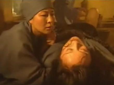 #尼姑怀着大肚子到河边提水。突然肚子一阵剧痛要生孩子。