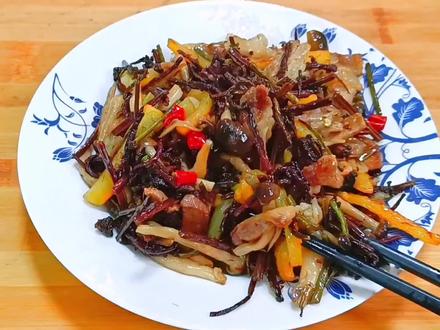 东北猴腿炒肉做法,森林小炒下饭菜,这个野菜一般人真没吃过。 #猴腿菜吃法 #东北猴腿菜 #山野菜
