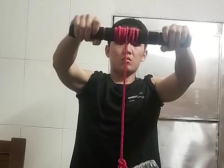 传统练臂力的方法,千斤棒又称卷砖。器材简单动作也简单,而过程则是特别酸爽,效果也很好