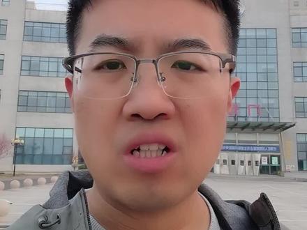 水银温度计里有效成分就是水银,也就是液态金属汞,属于剧毒物质,会挥发,少量吸入进入呼吸道或者通过皮肤粘膜吸收会引起一些毒副作用,但不至于致死,如果大量的吸入会导致呼吸困难,甚至发生痉挛。
而这个患者是吃了进去而不是呼吸了进去,水银化学性质很不活泼,属于一种重金属,很少被胃肠道内吸收而中毒,只有离子状态的水银才可以在肠道内被吸收,这个患者来了以后首先要进行病情评估是否需要高级别抢救,同时开窗通风,避免其他人吸入。
如果不需要我们抢救处理,接下来治疗的原则就是。
第一,明确毒物真实资料,照片、吃的量。
第二,把身上可能残留水银的衣服脱掉密封起来防止进一步挥发。
第三,可以服用清水或牛奶漱口,吐到密封的容器中,尽快的把口腔里面的水银清理干净。
第四,视情况进行洗胃、活性炭吸附、导泻等等。
第五,积极补液、抽血明确肝肾功能、电解质等情况,必要的时候住院观察病情变化。
最后还需要知道除了水银体温计里面的液态金属汞之外,还有无机汞盐(如氯化汞)中毒,这种腐蚀性强,吸收率高,可导致急性肾衰竭、消化道出血。还有有机汞(如甲基汞),这种主要损害神经系统,需螯合剂治疗。#汞中毒 #水银温度计 #医学科普 #急诊室故事