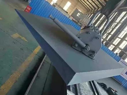 在梁底加契形钢板是为了使梁底在安装之后桥面能够与支座全面接触,使支座受力均匀,调节的方法是在楔形钢板与支座顶之间加入与桥梁坡度一致的楔形钢板,垫石高度相同的,采用中心厚度不相同的楔形钢板,垫石高度不相同的,采用中心厚度相同的调平钢板。 #上海上海市青浦区契型钢板和支座 @调平钢板