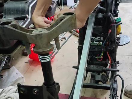 小牛电动车车头撞歪了 车架修复矫正#小牛电动 #九号电动