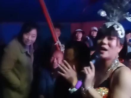 羊册大网红这次真的害羞了,人山人海太热闹了, 舞台无处不在跟着节奏嗨起来 。