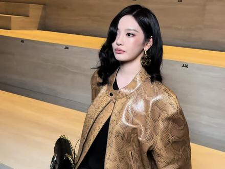 性感大气的中国女人 #宁艺卓 复古造型现身#Gucci 秀场。
#V中文版在时装周 #米兰时装周 #NINGNING