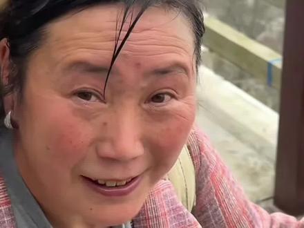老君山景区拒用无人机、机器狗,只为挑山工保住了饭碗,53岁女挑山工:给了我们“吃饭”的机会#老君山拒用无人机 #老君山 #挑山工