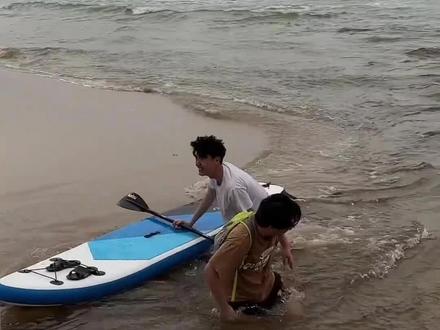 热心男子划皮划艇接游客过海沟,结果“全军覆没”