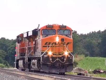 为什么普通火车轨道要铺石子,而高铁却不用呢#西瓜知识 #科普