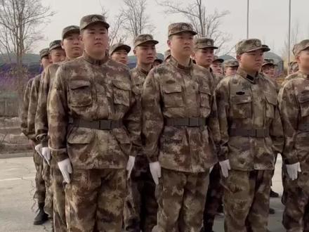 “五维四型”体能考核标准是2025年征兵工作中采用的一种全面评估应征青年的方法,旨在确保新兵的综合素质和适应性。以下是具体的考核内容和标准:
五维:
文化程度:包括学历层次、学位、学业情况、学历类型、职业技能等级5项指标,通过“学信网”等平台及证书现场比对核查。本科4分,专科8分,高中6分,初中4分。
体质状况:含体重指数、肺活量、台阶试验指数、平衡能力四项指标。体重指数通过身高、体重计算,肺活量用测试仪测量,台阶试验指数通过蹬踏高台后测脉搏计算,平衡能力通过单脚站立计时测试。
体能水平:含立定跳远、1000米跑、投掷、跳绳、坐位体前屈5项指标。立定跳远取最好成绩,1000米跑按规定路线独立完成,投掷用2kg实心球双手头上投掷取最好成绩,跳绳记录1分钟次数,坐位体前屈记录推动游标数值。
心理素质:含情绪稳定性、个性成熟度、社会亲和力、生命价值观等指标,使用《军事职业适应能力与心理素质测评系统》机上答题考核。
军事职业适应能力:含军事职业素养、职业倾向性和岗位兴趣度等指标,使用《军事职业适应能力与心理素质测评系统》机上答题考核。
四型:
体能型:在体能方面表现突出的应征青年。
技能型:有特定技能,如专业技术、特长等的人员。
通用型:各方面表现较为均衡,没有特别突出的专项优势,但能较好地适应普通岗位需求的应征青年。
特殊型:符合特殊岗位需求或有特殊背景,能符合特殊兵种需求的,如烈士子女、有特殊专业技术的人员等。
#2025征兵#五维四型