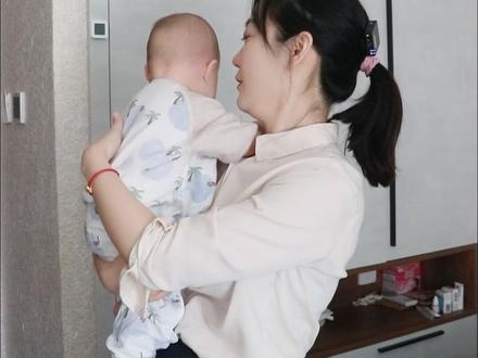 明明很困却打挺!3步告别崩溃式哄睡 宝宝很困却一哄就哭闹打挺?三大原因与科学解法⬇️
1.哄太急,大脑未“关机”
揉眼打哈欠≠能立刻睡着。应先进行低刺激睡前程序(调光、白噪音、抚触),让宝宝大脑从兴奋平稳过渡到平静。
2.用错方法,越哄越清醒
哭闹时抱出房间或给玩具,反而会唤醒宝宝。应留在睡眠环境中,用节律性轻拍、原地摇晃等方式提供安全感,帮助情绪降温。
3.忽略宝宝的“安全需求”
大月龄宝宝可能需要竖抱靠肩等稳定接触来获得安全感。在昏暗固定的角落进行,遮挡多余视觉刺激,宝宝平静后再尝试放床。
理解宝宝困倦时的生理状态,用对方法,告别崩溃式哄睡。
#宝宝哄睡 #大哭 #睡眠信号 #正确安抚 ##科学育儿