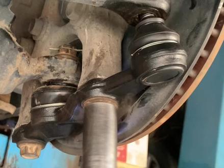 今天给大家带来皇冠更换下摆臂球头作业,我们给车主更换的是丰田通商的下摆臂球头,与原厂球头质量一样,都是由索密克工厂代工,下摆臂球头在前轮内侧的位置,首先要把轮胎拆卸下来,皇冠锐志的下摆臂球头是和方向机球头一体的,所以想要拆卸下球头一共需要拧下四枚螺丝,原车球头已经漏油比较严重了,球头磨损后胶套破裂,时间久了内部的润滑油都是会漏出的,如果不及时更换可能会导致转向变重 虚位增大,过颠簸路段的时候会听到“咯噔咯噔”的金属碰撞的声音,更换建议选用原厂的球头,质量更好,并且与原车悬挂部件兼容性更强,而我们丰田通商的球头与原厂球头质量相同,性价比超高,更换完成之后一定要做四轮定位,否则可能会导致轮胎偏磨或者行驶抖动#丰田 #下摆臂球头 #汽车保养 #皇冠 #锐志