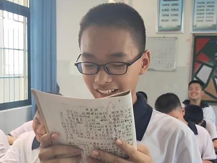 学了《列夫.托尔斯泰》,布置了一篇写人的小作,要求用欲扬先抑的手法和比喻夸张等修辞写身边熟悉的人,哈哈哈哈……一个个中毒啦!#可爱的学生 #课堂实录