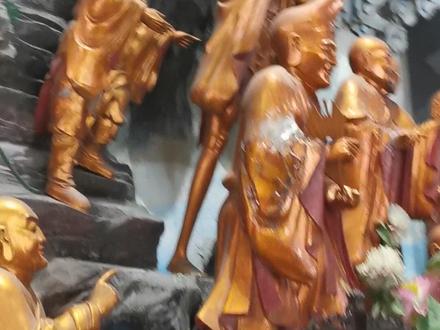 罗汉有16罗汉、18罗汉、500罗汉等,普通寺庙大雄宝殿两侧都有18罗汉,只有在规模较大的那种古刹,才专门建有罗汉堂。国清寺的罗汉堂里有501位罗汉,多出来的是济公,江湖人称降龙罗汉,南宋年间的得道高僧,因为天台就是他的故乡