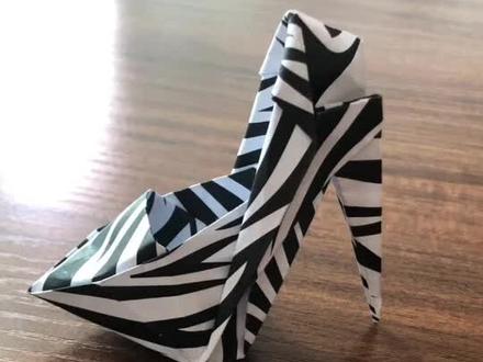 #手工 一张纸折高跟鞋教程1️⃣,第一个手势是五分之一,第二是中点位置,第三是垂直。