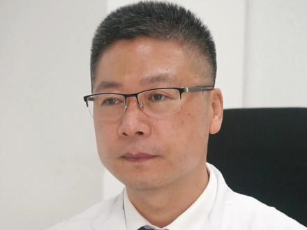 一个正常人每日所需的热量,和他体重有关。1 个煮鸡蛋的热量是80大卡,1 个煎荷包蛋的热量120大卡#食物热量
