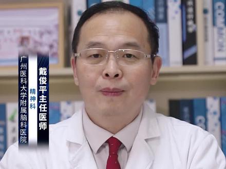 #涨知识 精神分裂症脾气暴躁摔东西是由脑功能阻碍引起的,其特征是以精力活动异常为主要症状,因此,一旦患者心情不安稳、焦虑、迟钝就要积极接受治疗,这个时候对症下药具有重要意义,患者们一定要重视起来,通过药物、心理调整、生活来改善疾病。以下就来具体了解一下。第一、#精神分裂症 脾气暴躁摔东西的情况下,常用抗精力药物氯丙嗪、三氟拉嗪、氯氮平等,一般情况下,四分之三的患者在用药后病症才能得到有效控制。但需要长时间用药,才能确保病症稳定,如果中途停止用药可能会导致疾病复发。
第二、一些患者服药后症状仍难以控制时,这时需要住院接受无抽搐电休克治疗,家人和周围的人应该关心患者,不要粗鲁和冷漠。此外,日常生活中家人们应该妥善保管绳子、刀具、剪刀等物品,避免患者发生自杀或伤害事故。
第三、患者的工作量应该从少到多,从轻到重,否则患者很难适应,很可能会导致重复患病,从而带来更多危害。
第四、药物治疗、心理治疗是改善精神分裂症脾气暴躁摔东西的最佳方法,药物治疗可以用抗精力病药物(奥氮平、奎硫平)、心情安稳剂(丙戊酸钠等)、抗焦虑药物(地西泮、阿普唑仑等)。此外,可以进行心理治疗,多参加一些娱乐活动,转移注意力,提高患者的日常生活能力。温馨提示,发现患者出现精神分裂症的症状,建议及时去医院寻求专业医生的帮助。#开启硬核医学科普时代 @创作灵感小助手