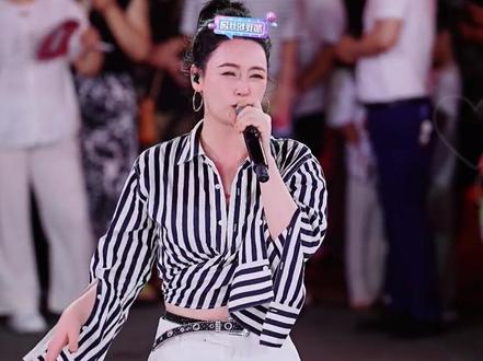 六年没穿过短裤的唐老板,竟然在直播间露腿了好白啊!!!! #唐艺#唐艺大舞台#唐艺大舞台有才你就来#户外唱歌#唐艺现场