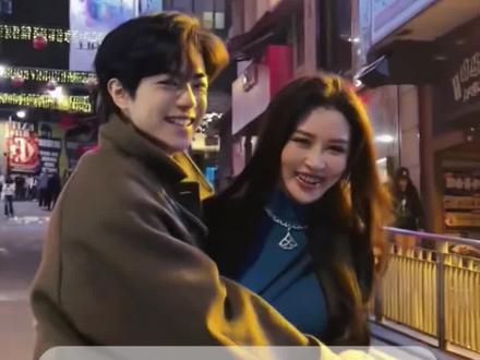 纳迪尔赶飞机一路狂奔,脚都磨破了。还好,我们相聚在香港的街头!#盈公主 #纳迪尔 #情感 #爱情 #姐弟恋