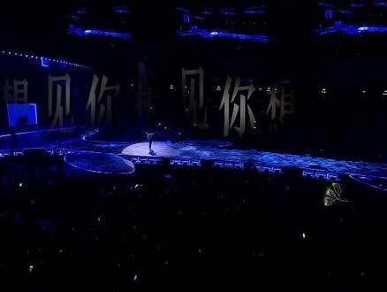 #张杰跨年演唱会抖音特别场 #抖音美好跨年季 #张杰跨年演唱会直播 今夜,@Jason张杰 用音乐搭建的桥梁,让所有刻骨的想念,都有了落地的坐标~