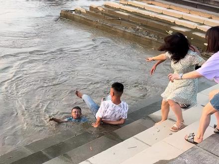 这一幕惊险!男子不会游泳却毅然跳水救人,妻子与热心路人手拉手接力,成功救起落水男孩。为这份勇敢点赞!也提醒大家:水边游玩,一定要注意安全!(人民日报记者李凯旋)@大理小蓝
