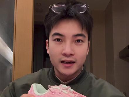 橡胶大底的猛男粉色,这波我先冲了! #EQLZ #草厂格斗传说 #篮球鞋 #篮球 #篮球鞋推荐