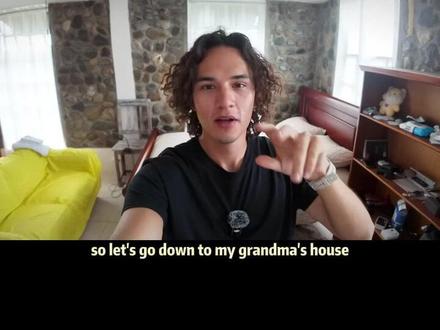 慢英语,初学者也听得懂的英语,高效学习 重点单词与短语
1. 核心动词短语
walk through: 穿过
sit down on: 在...上坐下
close / open the door: 关/开门
go down the stairs: 下楼梯
put on: 穿上
look for: 寻找
cut down: 砍倒
call it ...: 把它叫做...
2. 关键名词
Doorway: 门道
Sofa: 沙发
Peacock: 孔雀
Feathers: 羽毛
Machete: 砍刀
Lemon: 柠檬
Hedge: 树篱
Weeds: 杂草
Trail: 小径
Branch: 树枝
3. 形容词与描述
Sour: 酸的
Thick: 茂密的;厚的
Locked / Unlocked: 锁着的 / 解锁的
油管博主:Volka English#英语口语 #地道英语 #生活英语 #0基础学英语